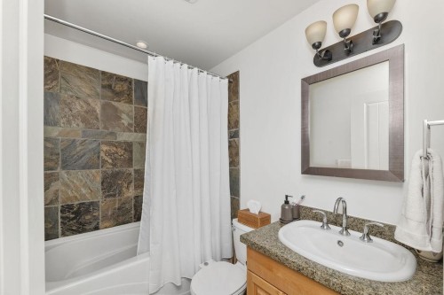 3-728 Gibsons Way, Gibsons, BC - Indoor Photo Showing Bathroom