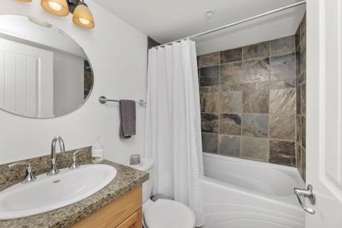3-728 Gibsons Way, Gibsons, BC - Indoor Photo Showing Bathroom