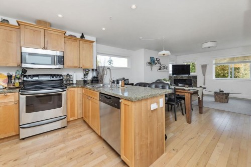 3-728 Gibsons Way, Gibsons, BC - Indoor Photo Showing Kitchen