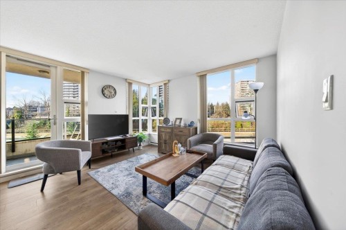 807-2200 Douglas Road, Burnaby, BC - Indoor Photo Showing Living Room