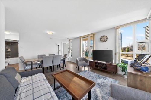 807-2200 Douglas Road, Burnaby, BC - Indoor Photo Showing Living Room