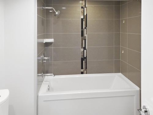 807-2200 Douglas Road, Burnaby, BC - Indoor Photo Showing Bathroom