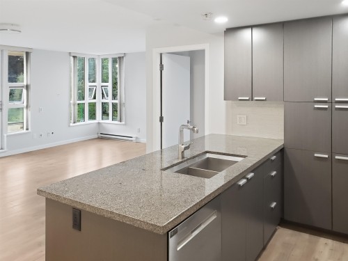 807-2200 Douglas Road, Burnaby, BC - Indoor Photo Showing Kitchen With Double Sink