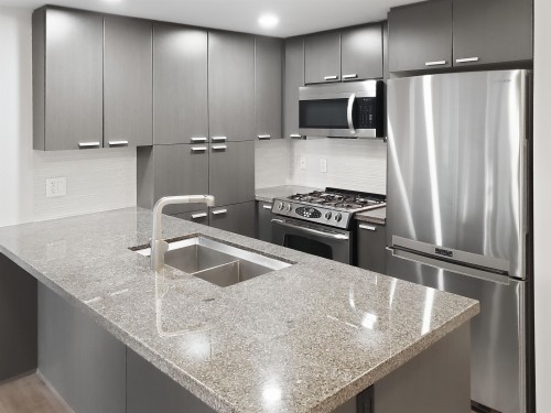807-2200 Douglas Road, Burnaby, BC - Indoor Photo Showing Kitchen With Double Sink With Upgraded Kitchen