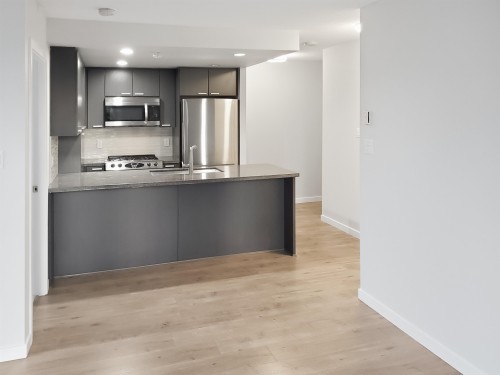 807-2200 Douglas Road, Burnaby, BC - Indoor Photo Showing Kitchen