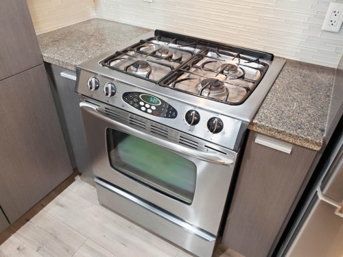 807-2200 Douglas Road, Burnaby, BC - Indoor Photo Showing Kitchen