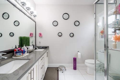 21528 Donovan Avenue, Maple Ridge, BC - Indoor Photo Showing Bathroom