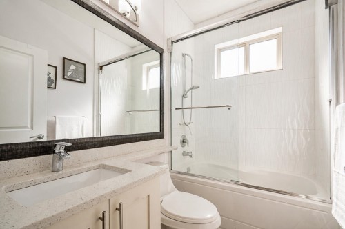 21528 Donovan Avenue, Maple Ridge, BC - Indoor Photo Showing Bathroom