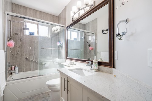 21528 Donovan Avenue, Maple Ridge, BC - Indoor Photo Showing Bathroom