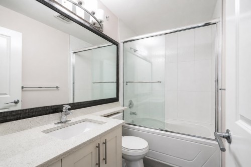21528 Donovan Avenue, Maple Ridge, BC - Indoor Photo Showing Bathroom