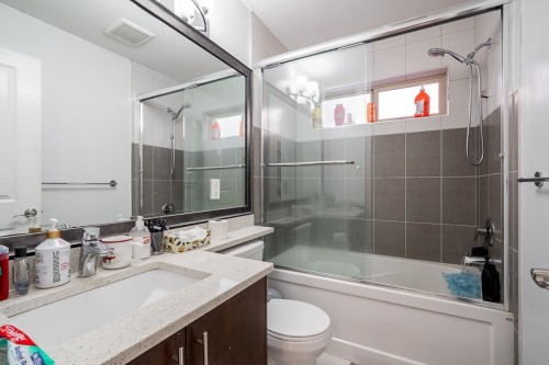 21528 Donovan Avenue, Maple Ridge, BC - Indoor Photo Showing Bathroom