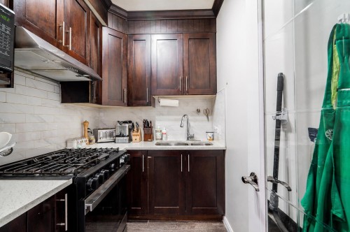 21528 Donovan Avenue, Maple Ridge, BC - Indoor Photo Showing Kitchen With Double Sink