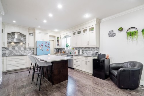 21528 Donovan Avenue, Maple Ridge, BC - Indoor Photo Showing Kitchen With Upgraded Kitchen