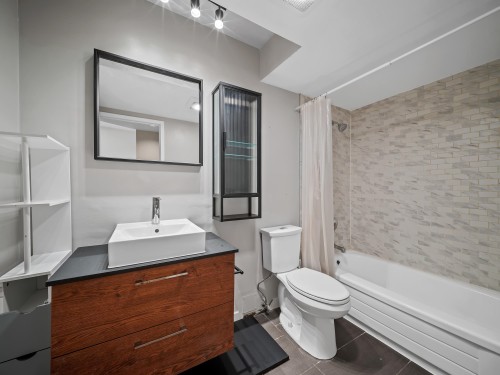 402-2211 2Nd Avenue W, Vancouver, BC - Indoor Photo Showing Bathroom