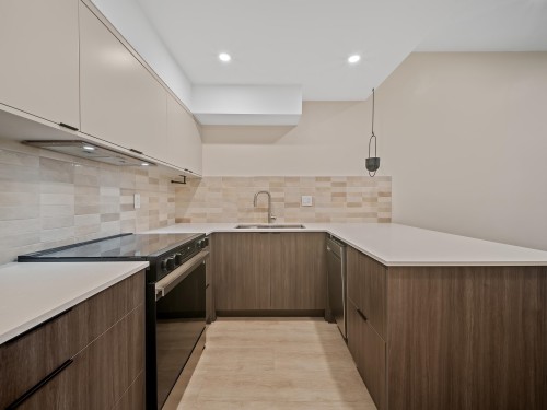 402-2211 2Nd Avenue W, Vancouver, BC - Indoor Photo Showing Kitchen With Upgraded Kitchen