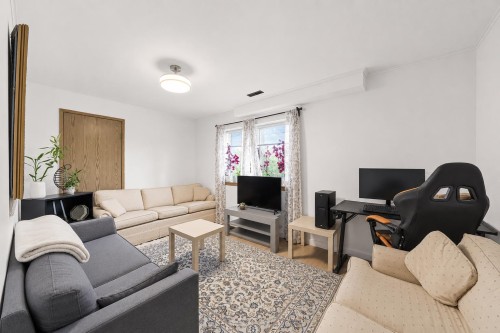 1125 Cecile Drive, Port Moody, BC - Indoor Photo Showing Living Room