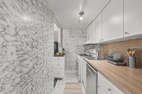 1125 Cecile Drive, Port Moody, BC - Indoor Photo Showing Kitchen