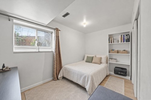 1125 Cecile Drive, Port Moody, BC - Indoor Photo Showing Bedroom