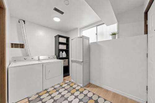 1125 Cecile Drive, Port Moody, BC - Indoor Photo Showing Laundry Room