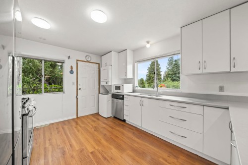 1125 Cecile Drive, Port Moody, BC - Indoor Photo Showing Kitchen
