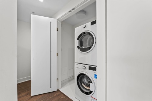1301-450 Westview Street, Coquitlam, BC - Indoor Photo Showing Laundry Room