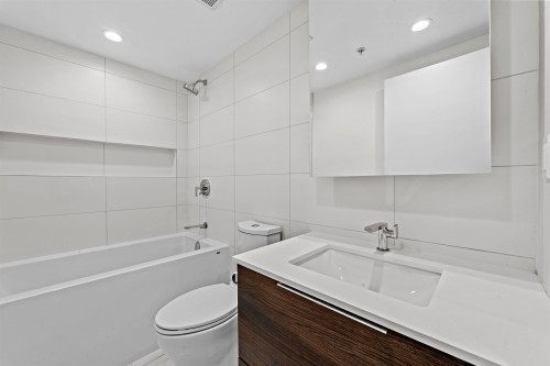 1301-450 Westview Street, Coquitlam, BC - Indoor Photo Showing Bathroom