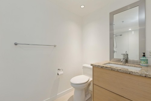 204-2832 Capilano Road, North Vancouver, BC - Indoor Photo Showing Bathroom