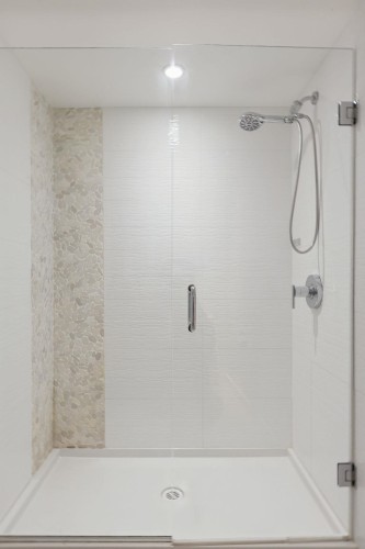 204-2832 Capilano Road, North Vancouver, BC - Indoor Photo Showing Bathroom