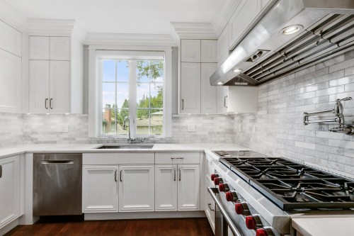 735 St. Andrews Road, West Vancouver, BC - Indoor Photo Showing Kitchen With Upgraded Kitchen