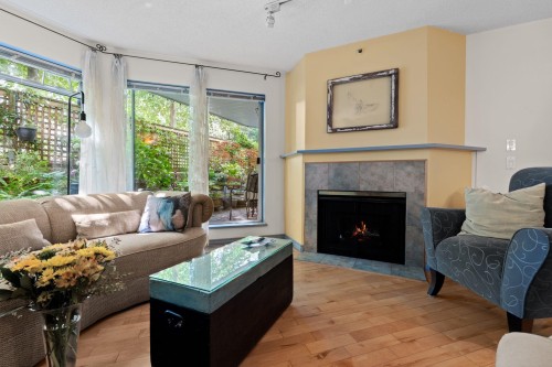 106-1147 Nelson Street, Vancouver, BC - Indoor Photo Showing Living Room With Fireplace