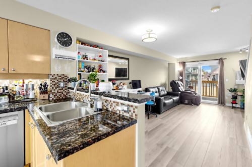 19-7100 Lynnwood Drive, Richmond, BC - Indoor Photo Showing Kitchen With Double Sink