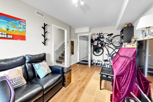 19-7100 Lynnwood Drive, Richmond, BC - Indoor Photo Showing Other Room