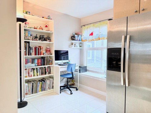 19-7100 Lynnwood Drive, Richmond, BC - Indoor Photo Showing Office