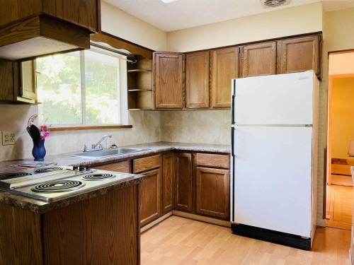 697 Fairview Street, Coquitlam, BC - Indoor Photo Showing Kitchen