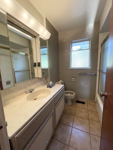 697 Fairview Street, Coquitlam, BC - Indoor Photo Showing Bathroom