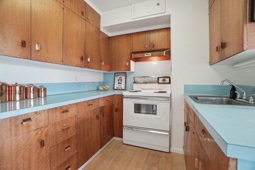 302-710 Chilco Street, Vancouver, BC - Indoor Photo Showing Kitchen
