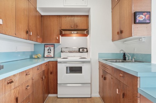 302-710 Chilco Street, Vancouver, BC - Indoor Photo Showing Kitchen
