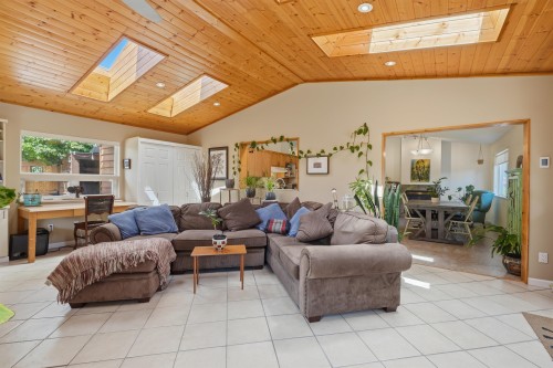 5616 Emerson Road, Sechelt, BC - Indoor Photo Showing Living Room