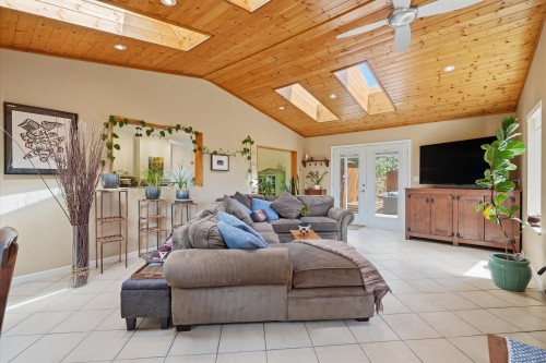 5616 Emerson Road, Sechelt, BC - Indoor Photo Showing Living Room