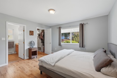 5616 Emerson Road, Sechelt, BC - Indoor Photo Showing Bedroom