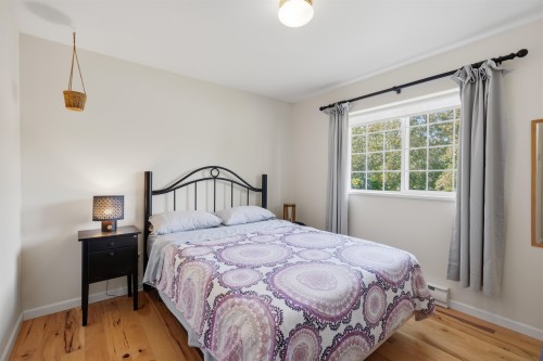 5616 Emerson Road, Sechelt, BC - Indoor Photo Showing Bedroom