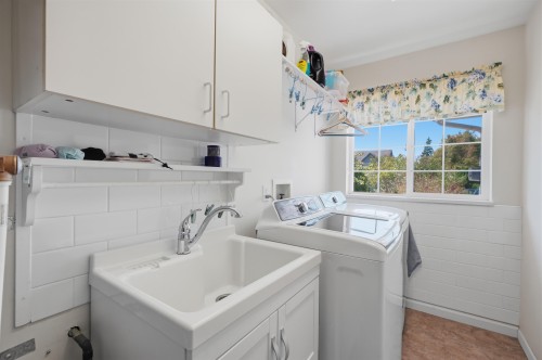 5616 Emerson Road, Sechelt, BC - Indoor Photo Showing Laundry Room