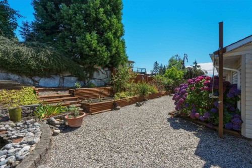 5616 Emerson Road, Sechelt, BC - Outdoor