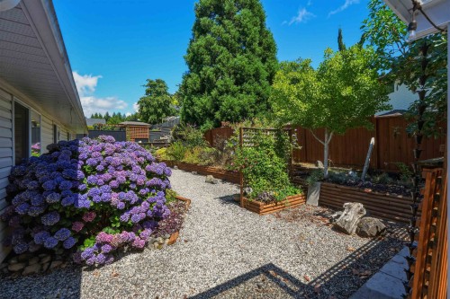 5616 Emerson Road, Sechelt, BC - Outdoor