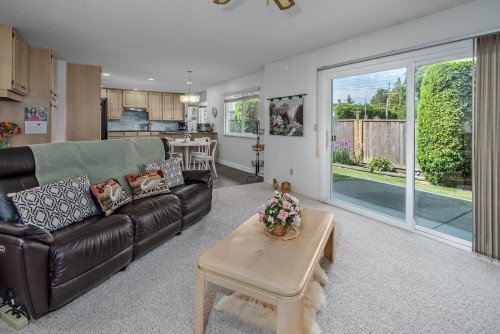 9851 Haddon Drive, Richmond, BC - Indoor Photo Showing Living Room