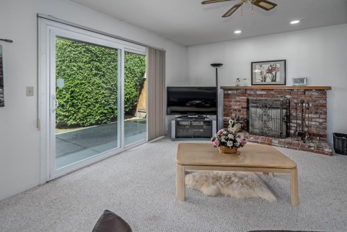 9851 Haddon Drive, Richmond, BC - Indoor Photo Showing Living Room With Fireplace