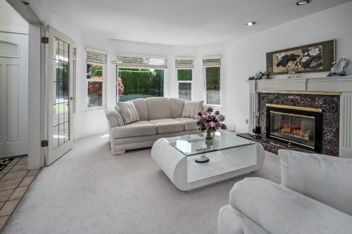 9851 Haddon Drive, Richmond, BC - Indoor Photo Showing Living Room With Fireplace