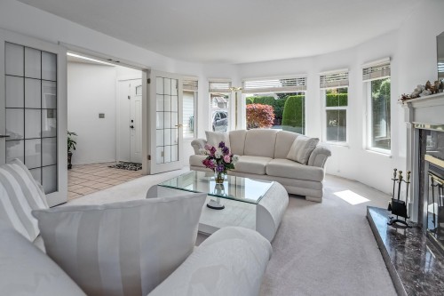 9851 Haddon Drive, Richmond, BC - Indoor Photo Showing Living Room