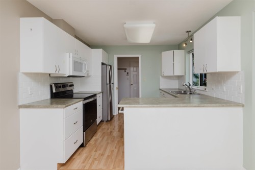5078 Bay Road, Sechelt, BC - Indoor Photo Showing Kitchen With Double Sink