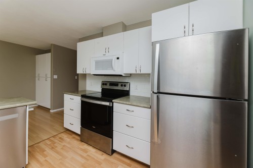 5078 Bay Road, Sechelt, BC - Indoor Photo Showing Kitchen